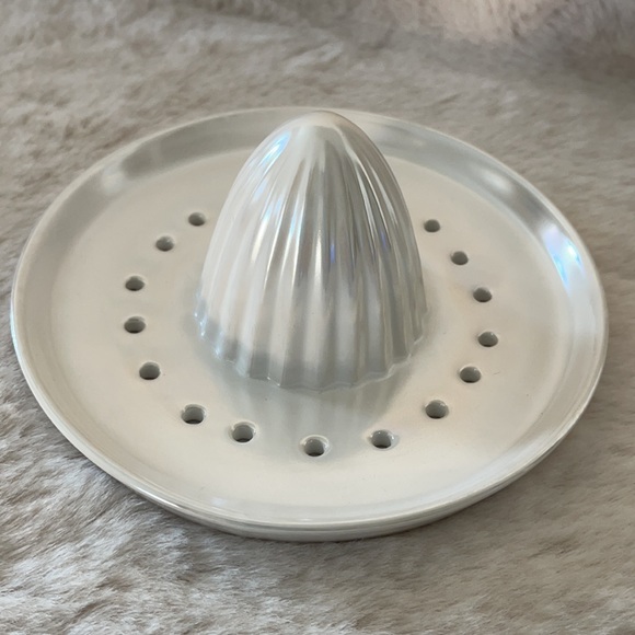 Southern Living measuring cup with juicer 🍊 - Picture 9 of 9